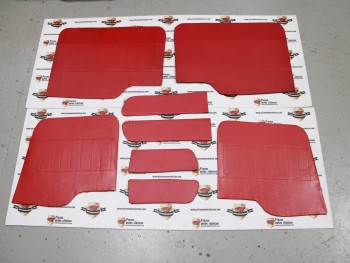 Juego de paneles tapizados rojo Renault 8 (antiguo stock) pueden presentar leves defectos