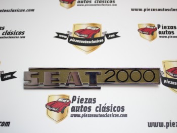 Anagrama metálico Seat 2000 con base marrón (222x32)